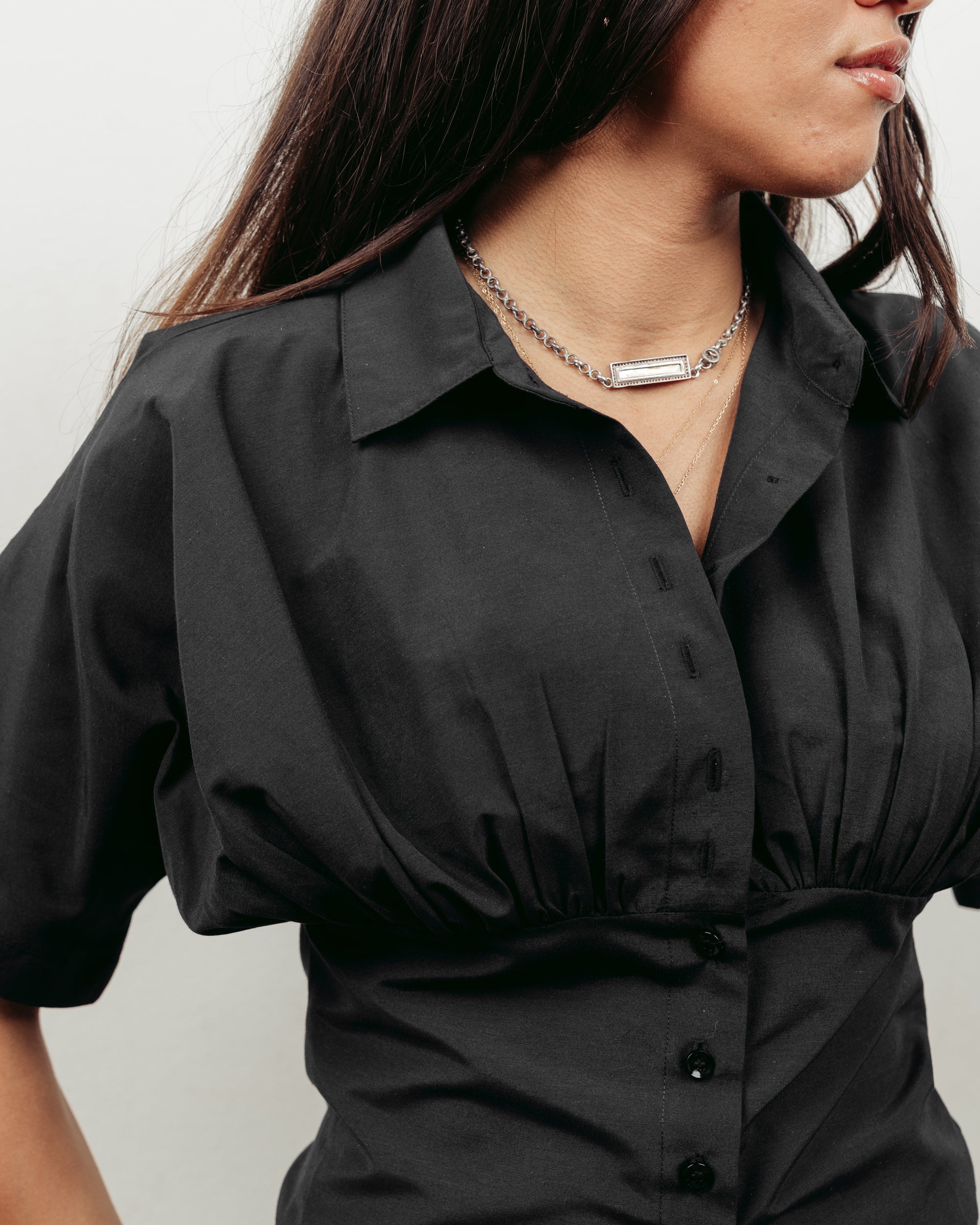 BLACK FITTED CROPPED POPLIN SHIRT